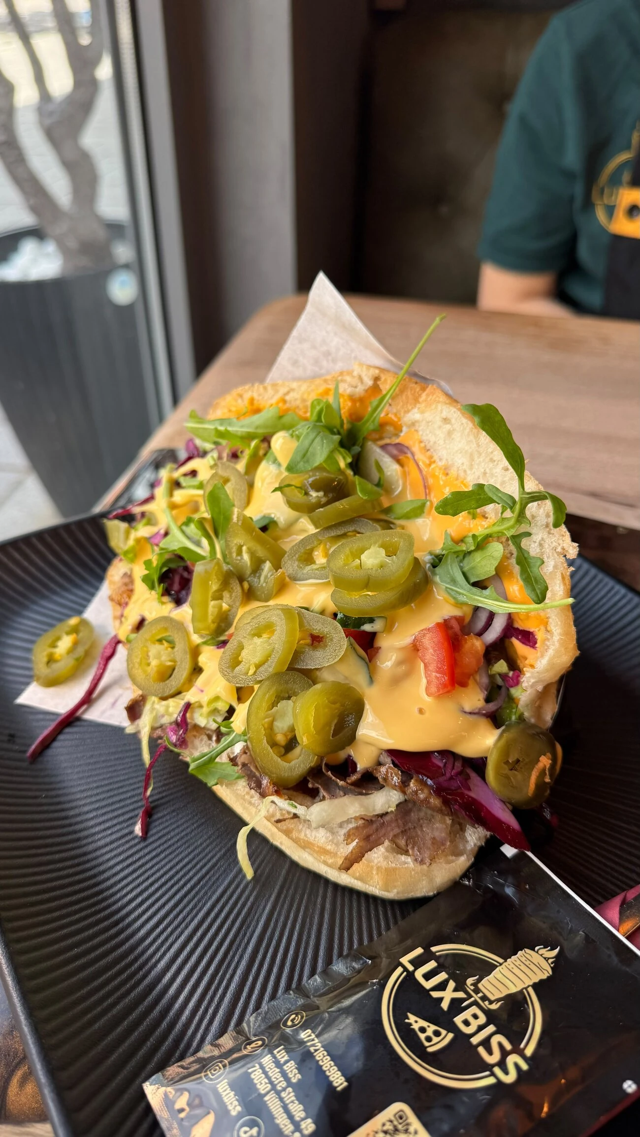 Döner mit Jalapeños und Käsesauce bei LUX BISS