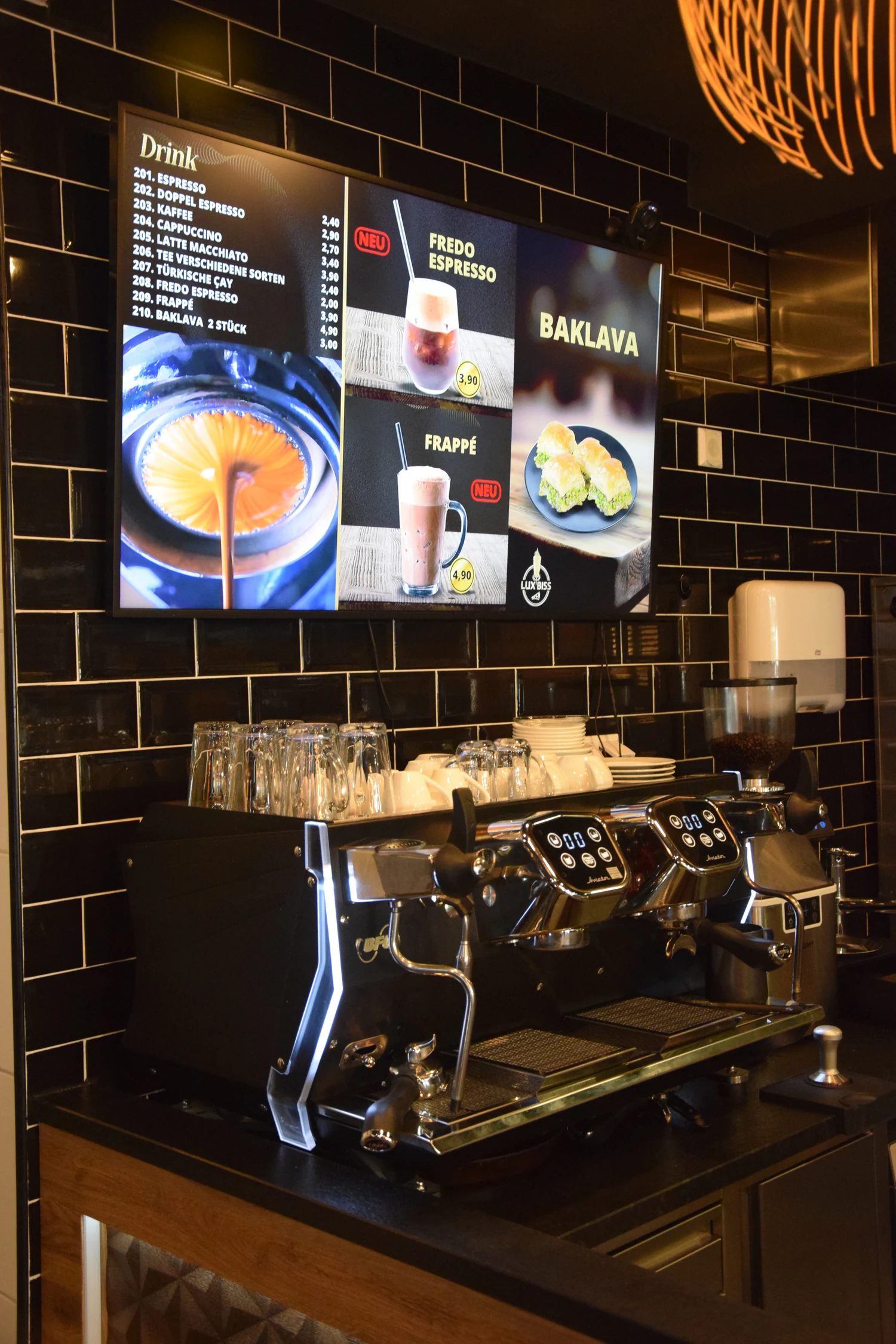 Getränkekarte und Espressomaschine bei LUX BISS