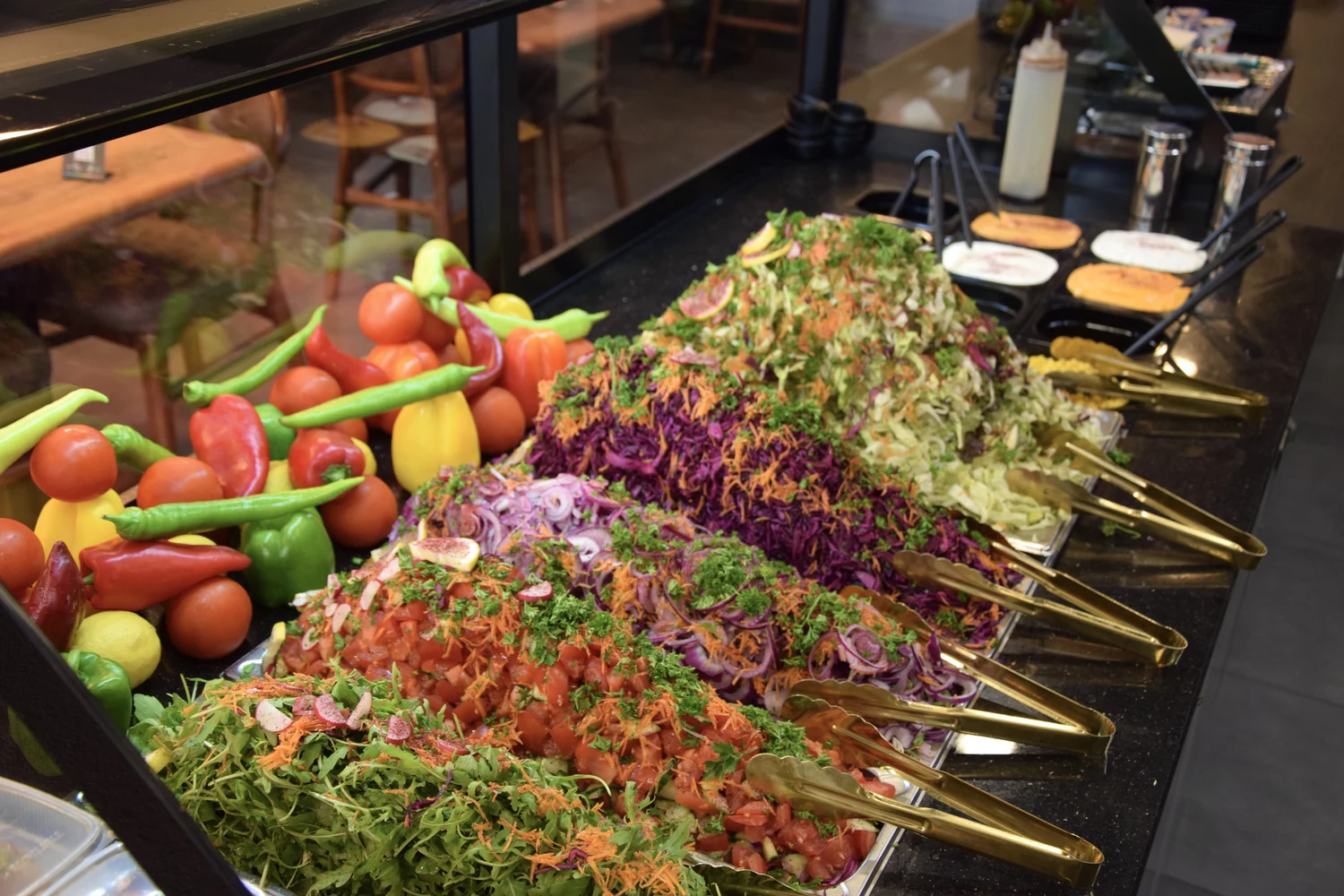 Frische Salate und Gemüse an der Salattheke bei LUX BISS