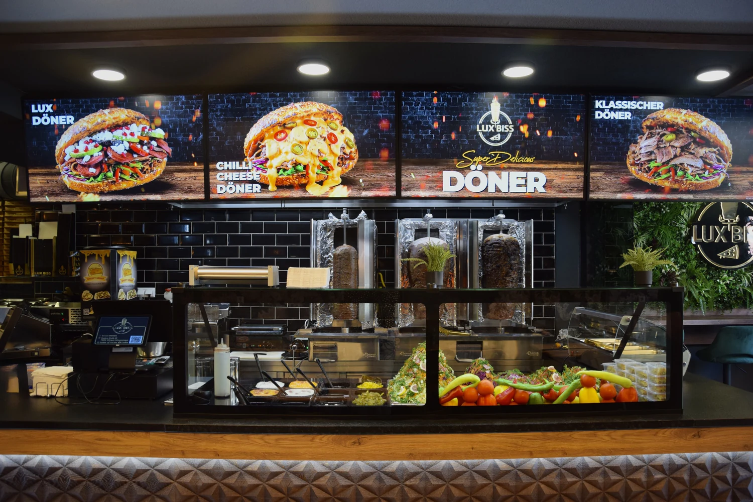 Döner-Theke mit Speisekarte bei LUX BISS