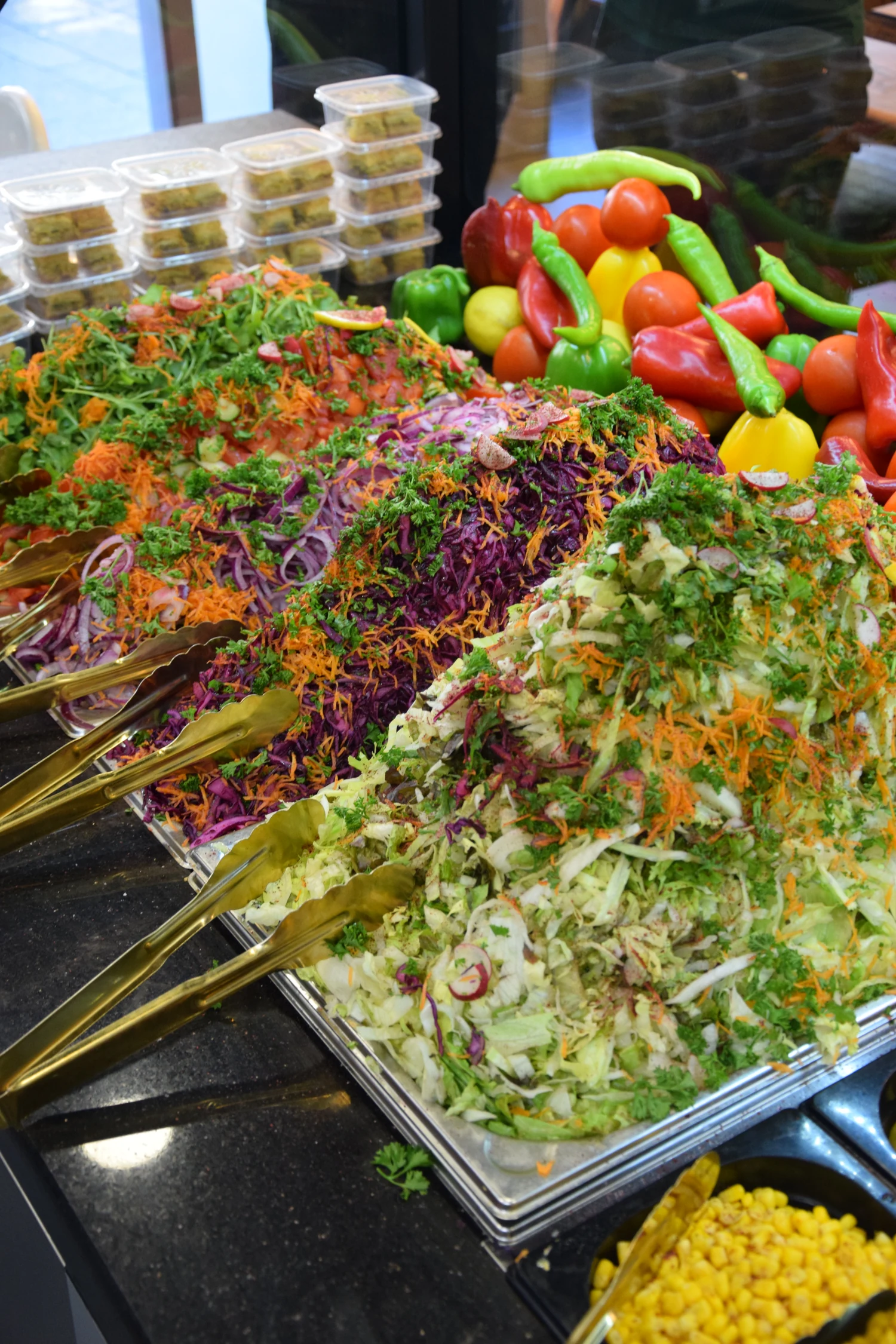 Frische Salate an der Theke bei LUX BISS